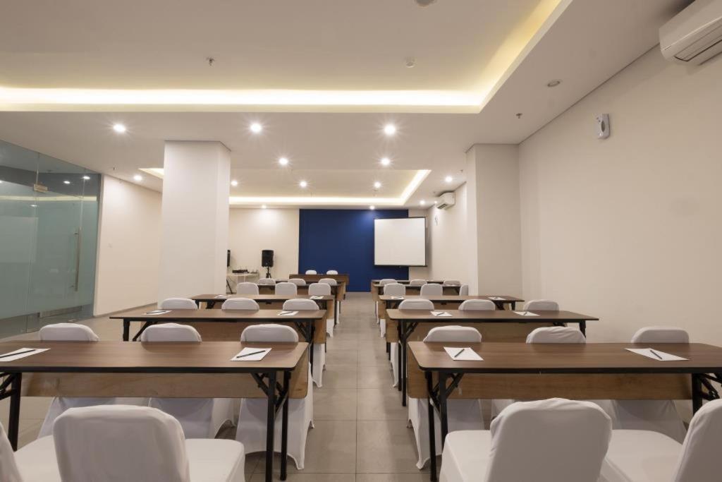 Hotel 88 Bekasi By Wh Eksteriør billede